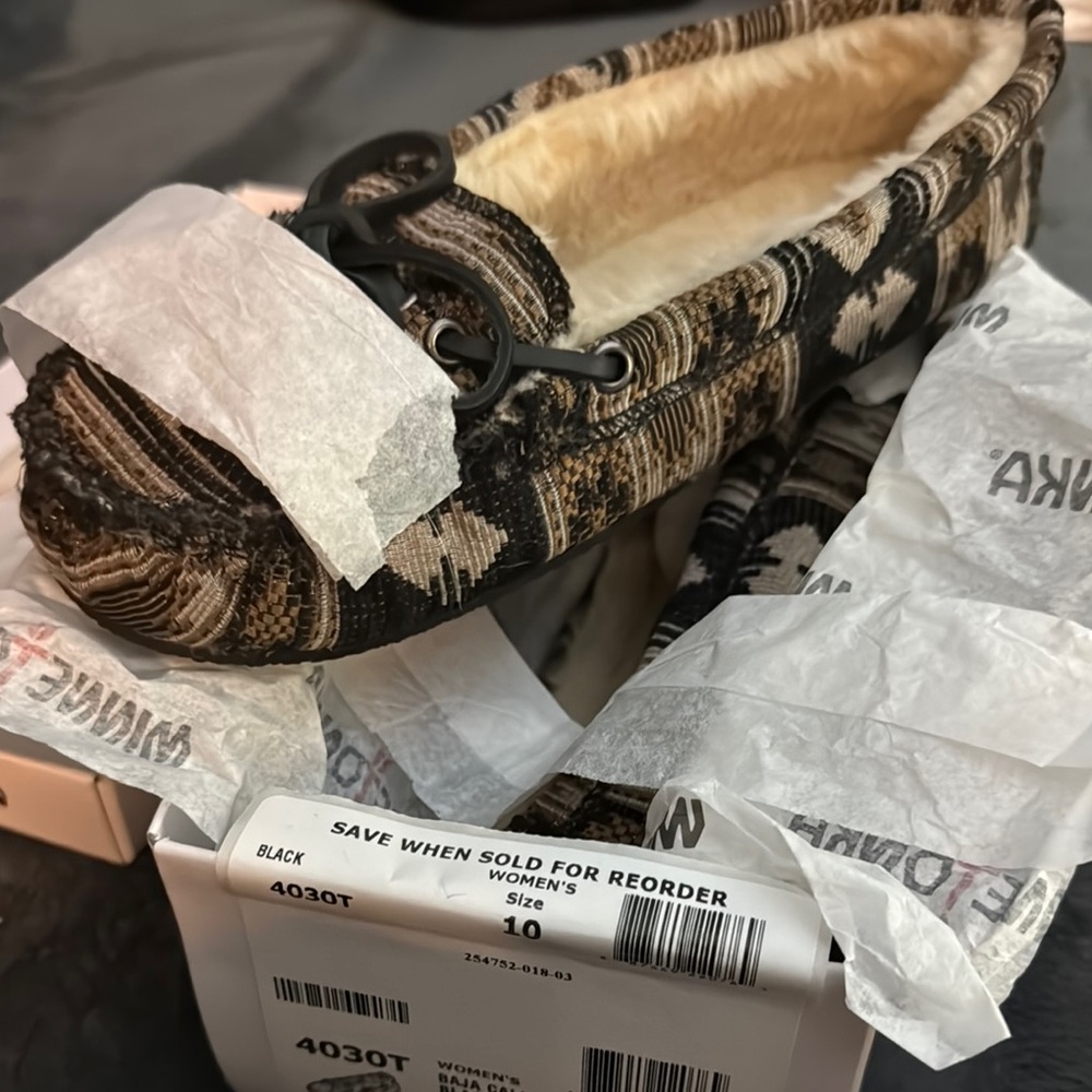 Minnetonka Women's Black Patterned Moccasins